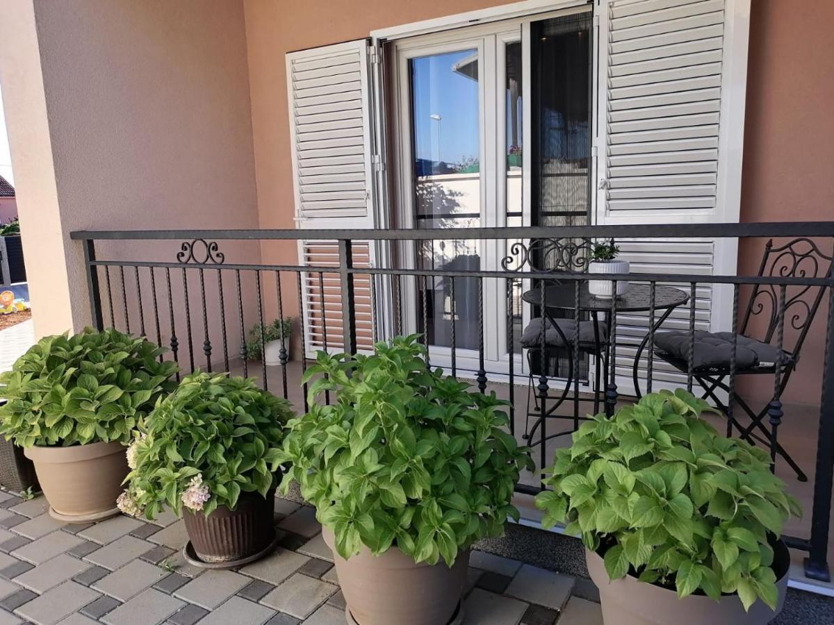 Ena Apartment Turanj Bagian luar foto